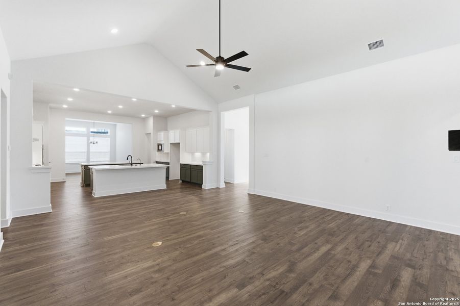 Spacious, unfurnished interior of a new home in Mesa Western, Cibolo (Image 34).