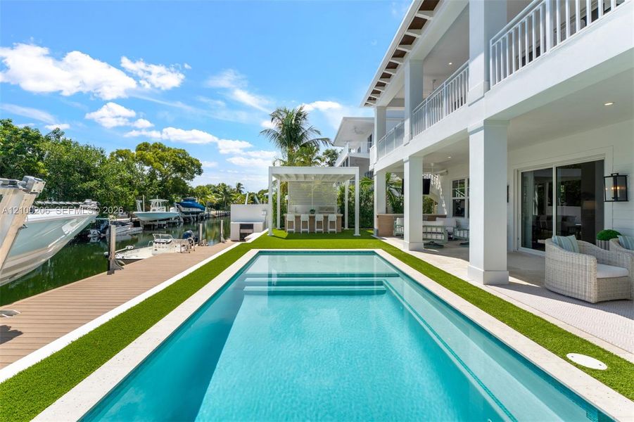 Exterior details and patio area of a home in , Tavernier (Image 48).