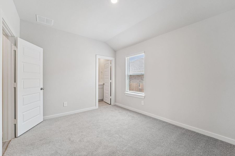 Spacious, unfurnished interior of a new home in Stewart's Ranch, Conroe (Image 26).