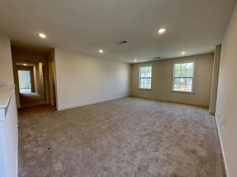 Spacious, unfurnished interior of a new home in White Oak, Arlington (Image 19).