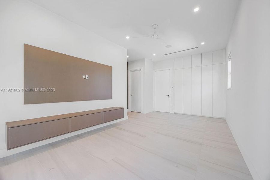 Spacious, unfurnished interior of a new home in , Fort Lauderdale (Image 84).