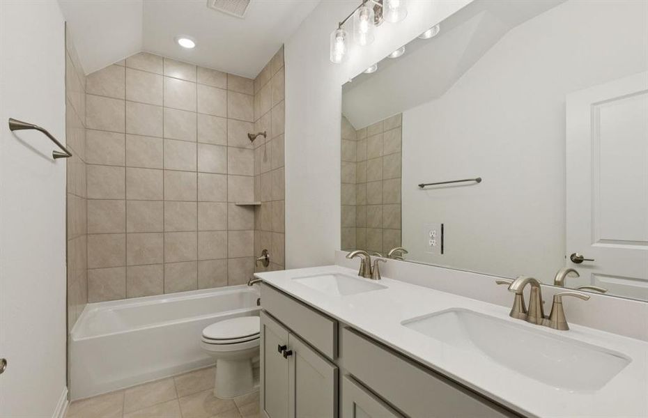 Spacious secondary bathroom Spacious secondary bathroom