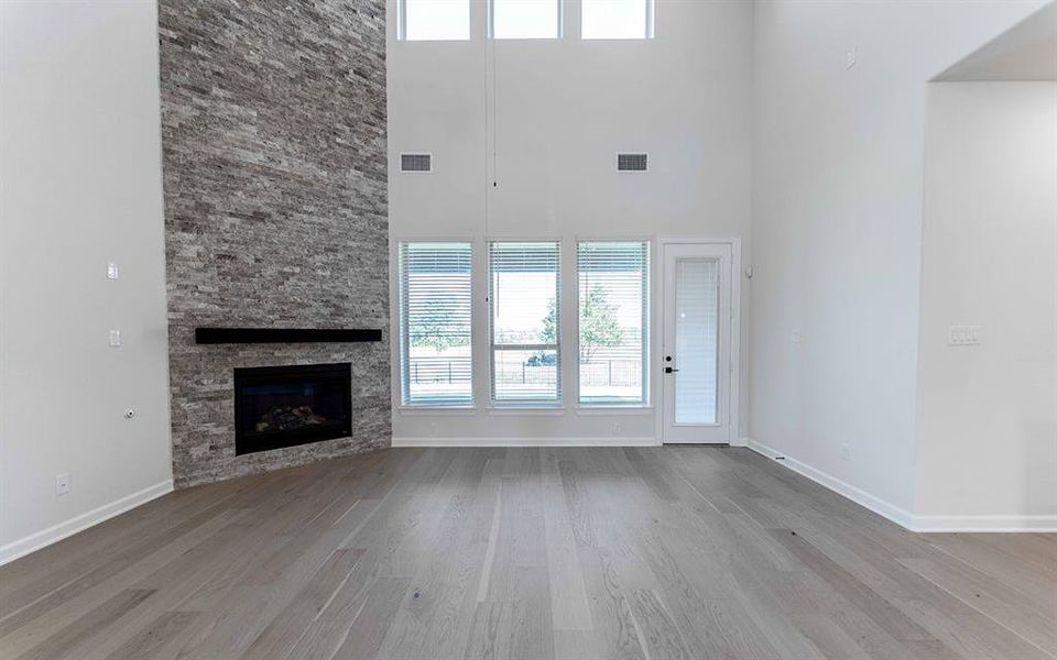 Spacious, unfurnished interior of a new home in Heath Golf & Yacht Club, Heath (Image 17).