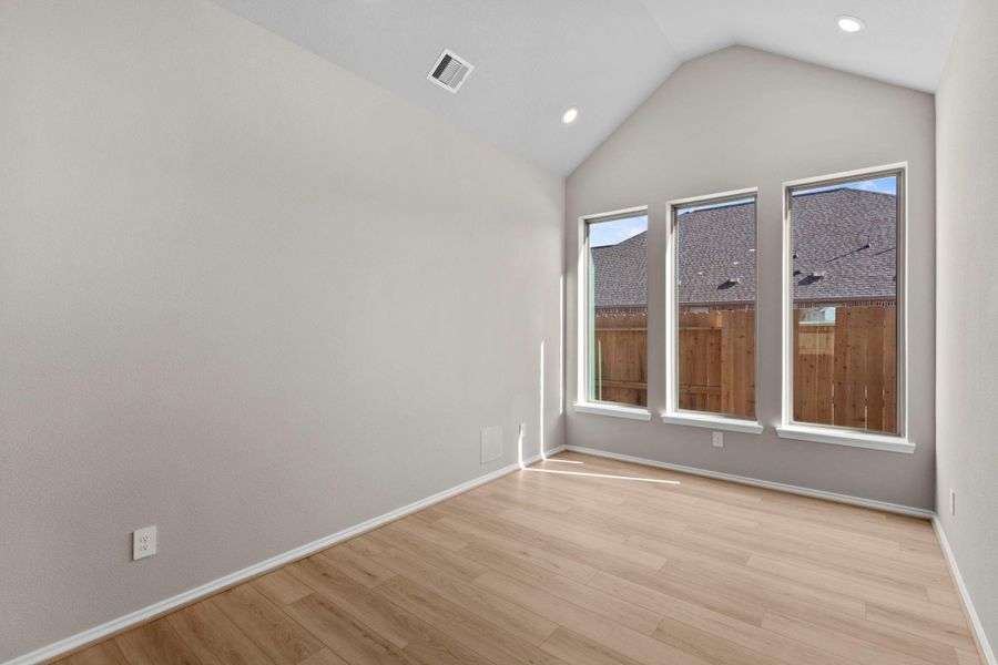 Spacious, unfurnished interior of a new home in The Highlands 45', Porter (Image 25).