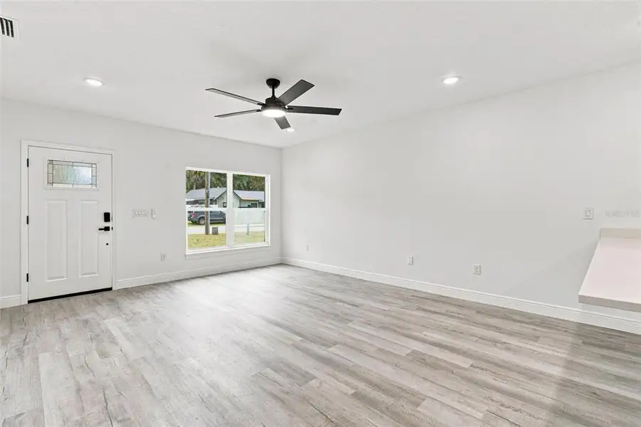 Spacious, unfurnished interior of a new home in , Deland (Image 20).