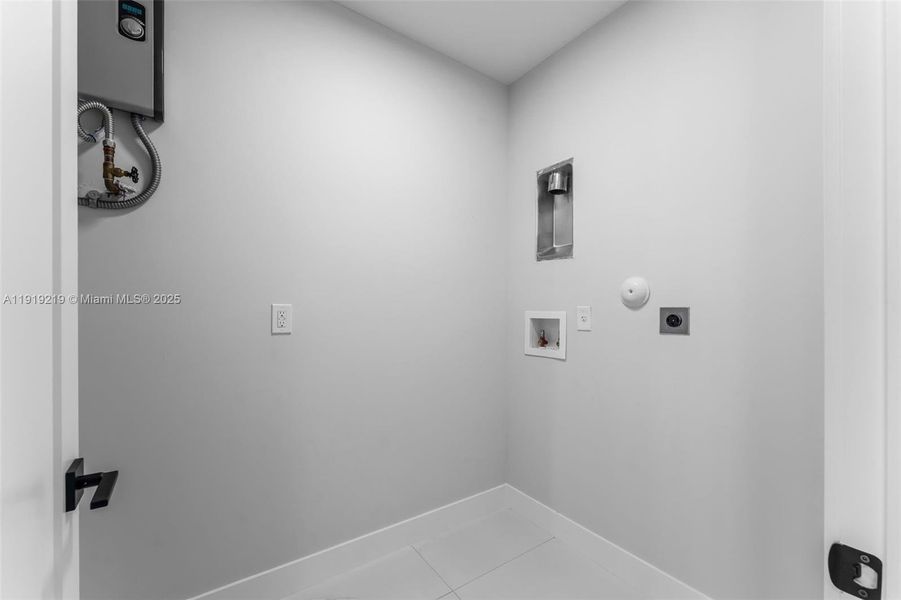 Spacious, unfurnished interior of a new home in , Miami (Image 23).