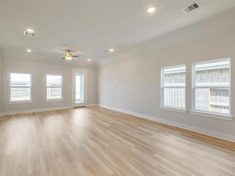 Spacious, unfurnished interior of a new home in Sunterra, Katy (Image 20).