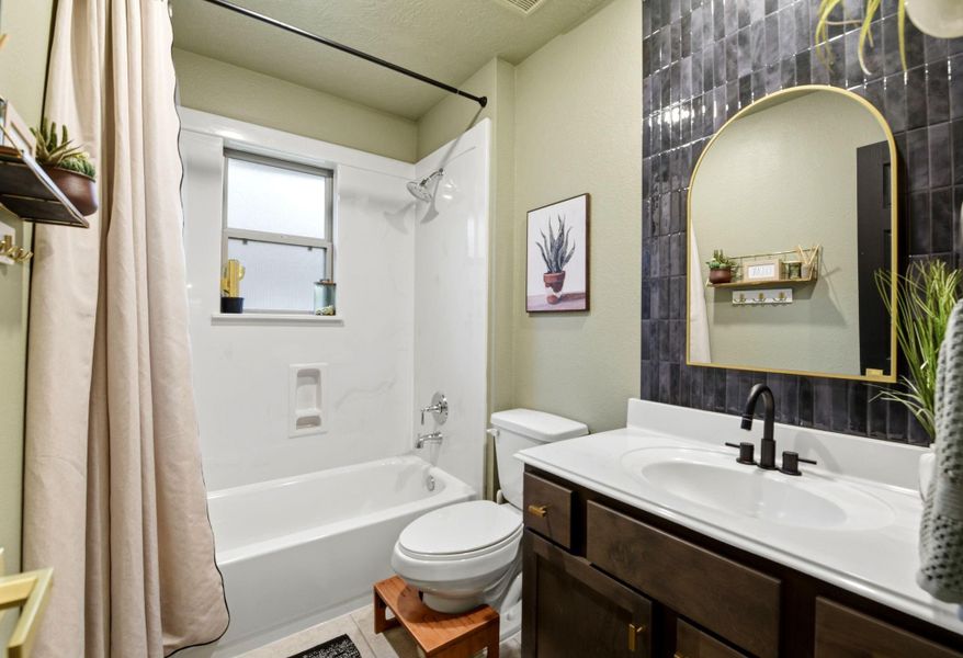 Furnished interior view inside a new home in Pedregal, Dickinson (Image 46).