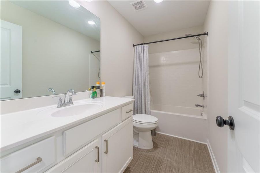 Furnished interior view inside a new home in Edenglen, Buford (Image 6).
