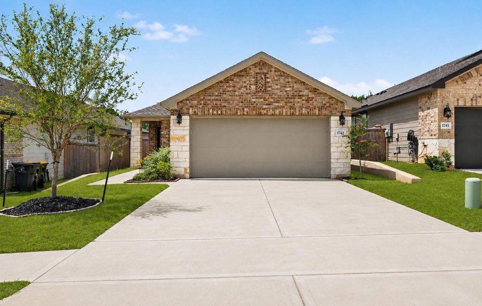 The double-wide driveway offers plenty of space for guest to park while visiting. The double-wide driveway offers plenty of space for guest to park while visiting.