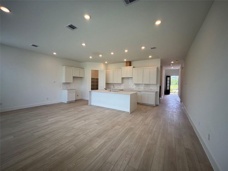 Spacious, unfurnished interior of a new home in Cross Creek West, Fulshear (Image 20).