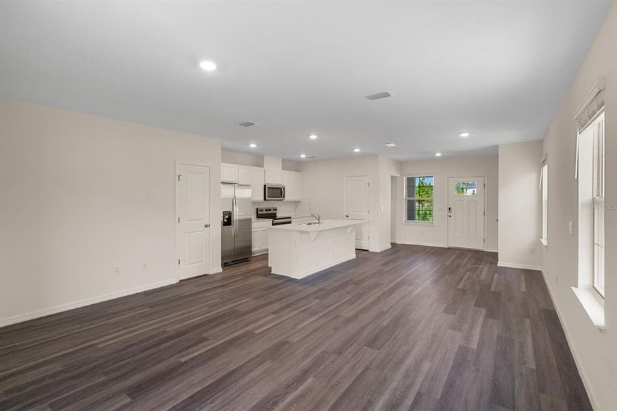 Spacious, unfurnished interior of a new home in Waterleigh, Winter Garden (Image 19).