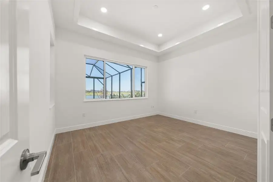 Spacious, unfurnished interior of a new home in , Sarasota (Image 26).