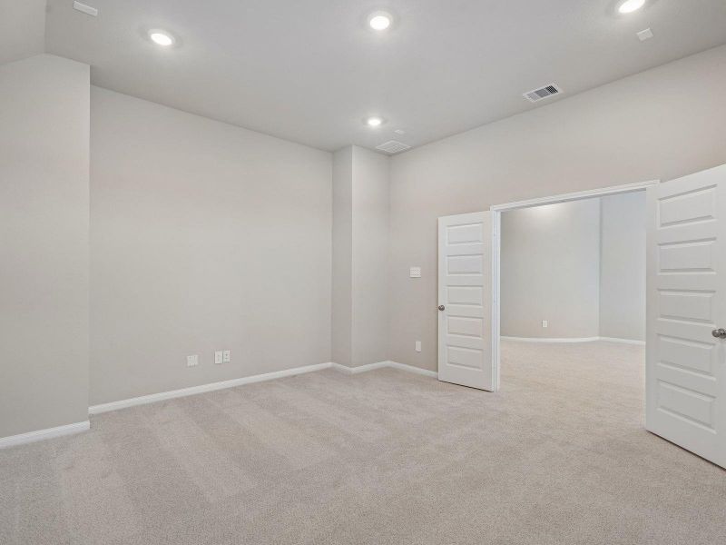Spacious, unfurnished interior of a new home in Massey Oaks - Estate Series, Pearland (Image 43).