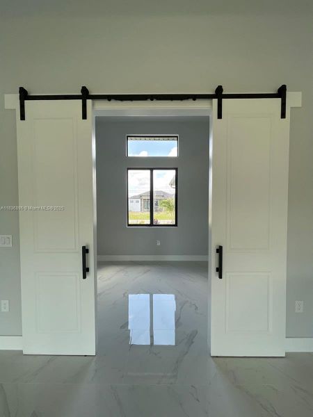 Spacious, unfurnished interior of a new home in , Cape Coral (Image 9).
