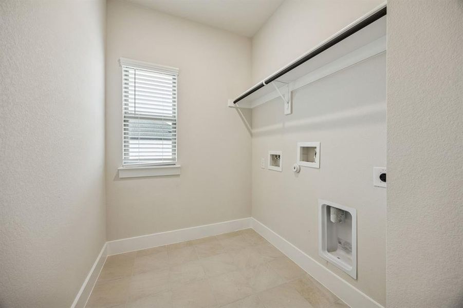 Spacious, unfurnished interior of a new home in Hadley Farms, Godley (Image 16).