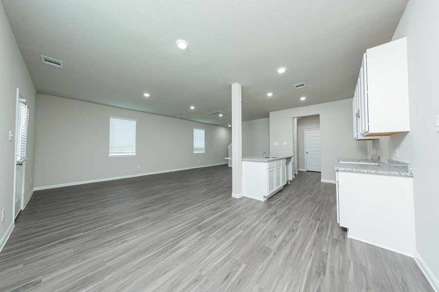 Spacious, unfurnished interior of a new home in Ridgeland Hills, Willis (Image 9).