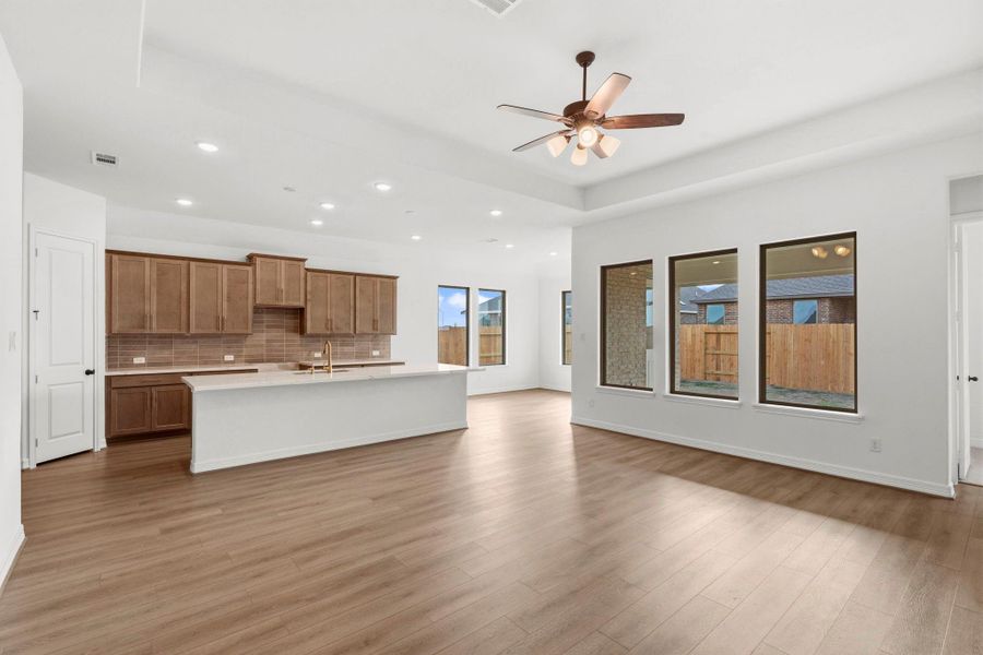 Spacious, unfurnished interior of a new home in Sunterra Lakes, Brookshire (Image 19).