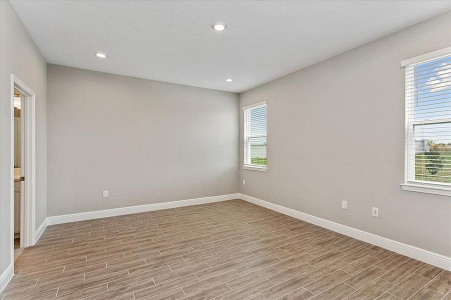 Spacious, unfurnished interior of a new home in , Winter Garden (Image 25).