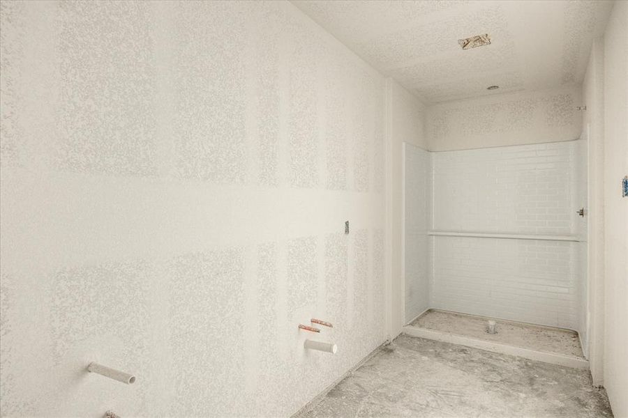 Spacious, unfurnished interior of a new home in , Tolar (Image 8).