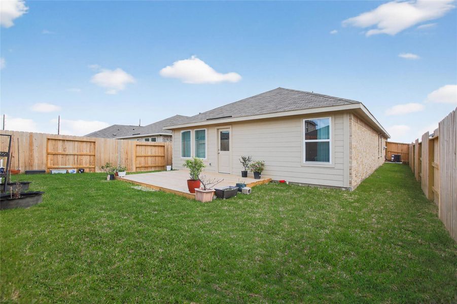 Exterior details and patio area of a home in Anniston, Katy (Image 28).
