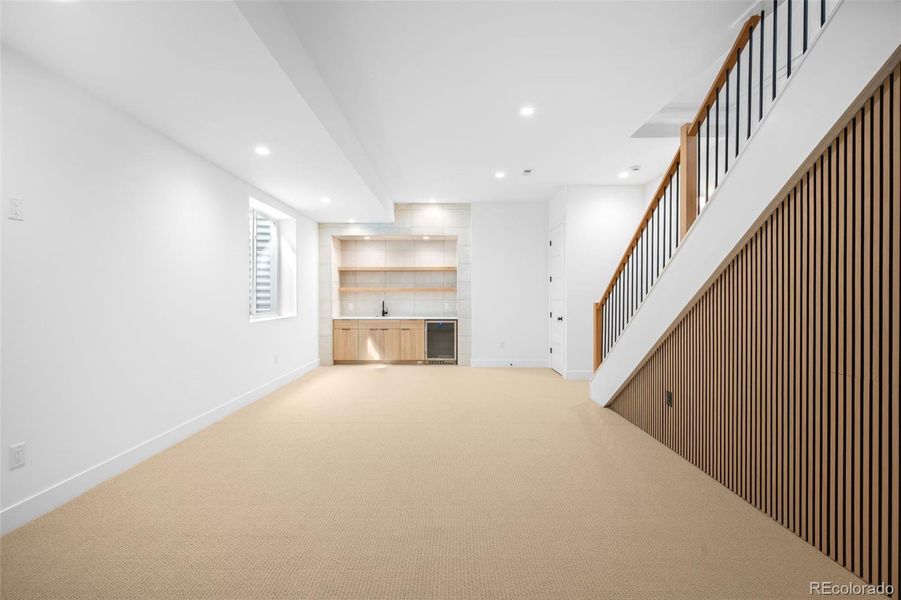 Large basement with 10' ceilings and showstopping wetbar