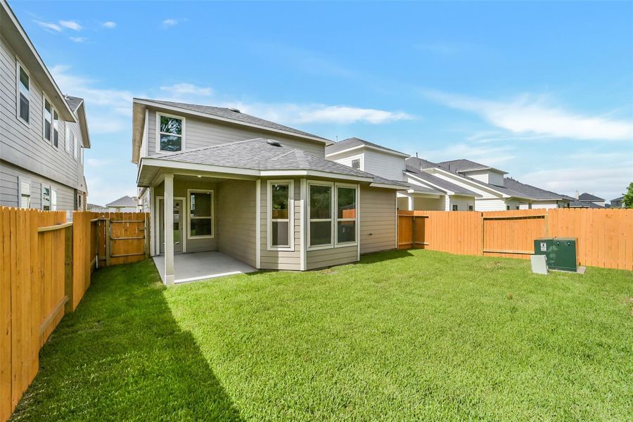 Exterior details and patio area of a home in Anderson Lake, Houston (Image 3).