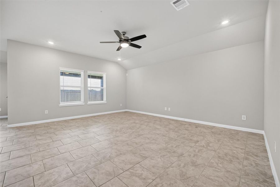 Spacious, unfurnished interior of a new home in , Texas City (Image 21).