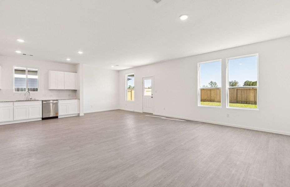 Spacious, unfurnished interior of a new home in Montgomery Bend, Montgomery (Image 20).