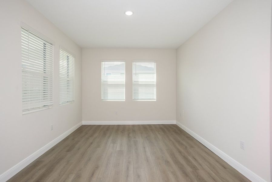 Spacious, unfurnished interior of a new home in Pasadena Woods, Dade City (Image 13).