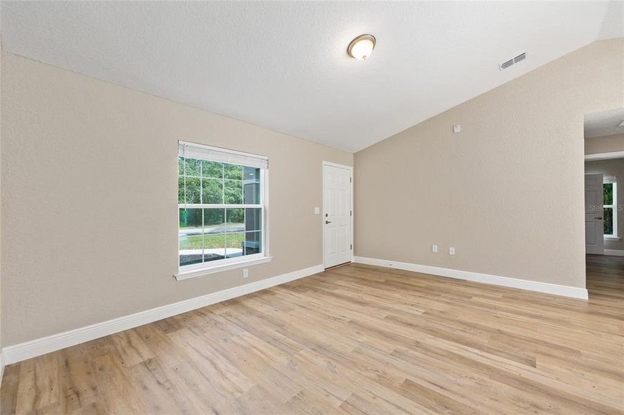 Spacious, unfurnished interior of a new home in , Citrus Springs (Image 10).