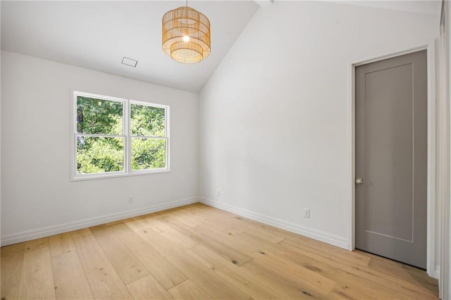 Spacious, unfurnished interior of a new home in , Brookhaven (Image 27).