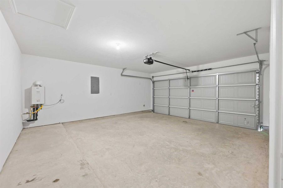 Spacious, unfurnished interior of a new home in Tamarron, Fulshear (Image 21).