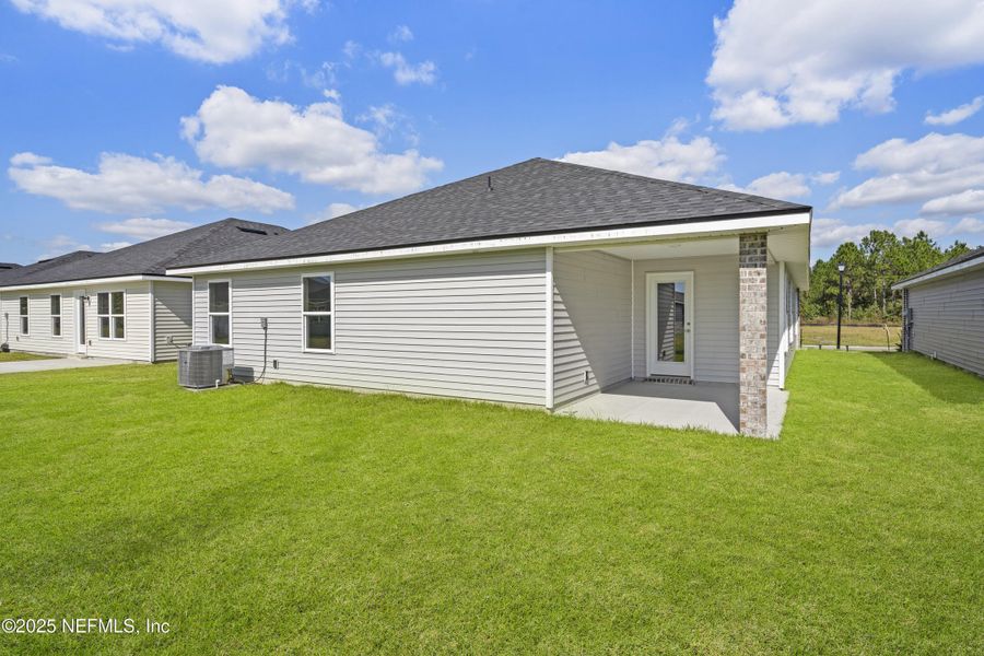 Exterior details and patio area of a home in Summerglen, Jacksonville (Image 25).