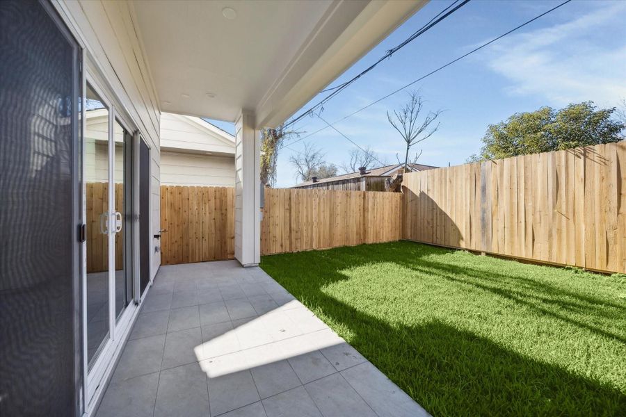 Exterior details and patio area of a home in Cordell Estates, Houston (Image 28).