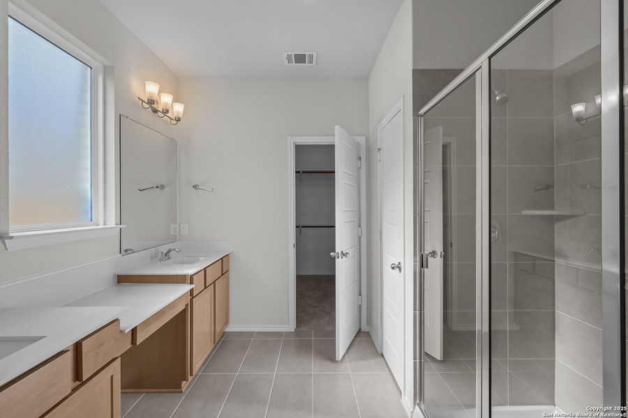 Furnished interior view inside a new home in Sunflower Ridge, New Braunfels (Image 8). Furnished interior view inside a new home in Sunflower Ridge, New Braunfels (Image 8).