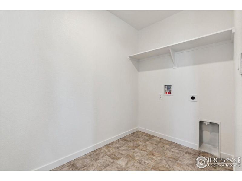 Spacious, unfurnished interior of a new home in Silver Peaks, Lochbuie (Image 23).