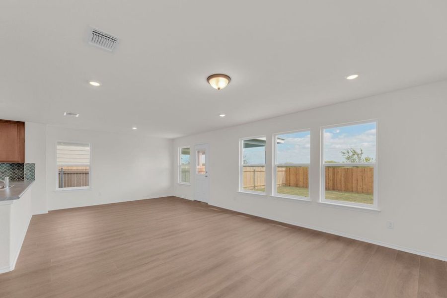 Spacious, unfurnished interior of a new home in Hidden Trails, Belton (Image 17).