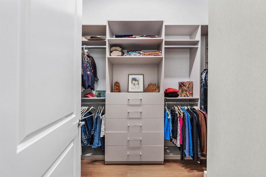 Custom Walk-In Built-In Closets Custom Walk-In Built-In Closets