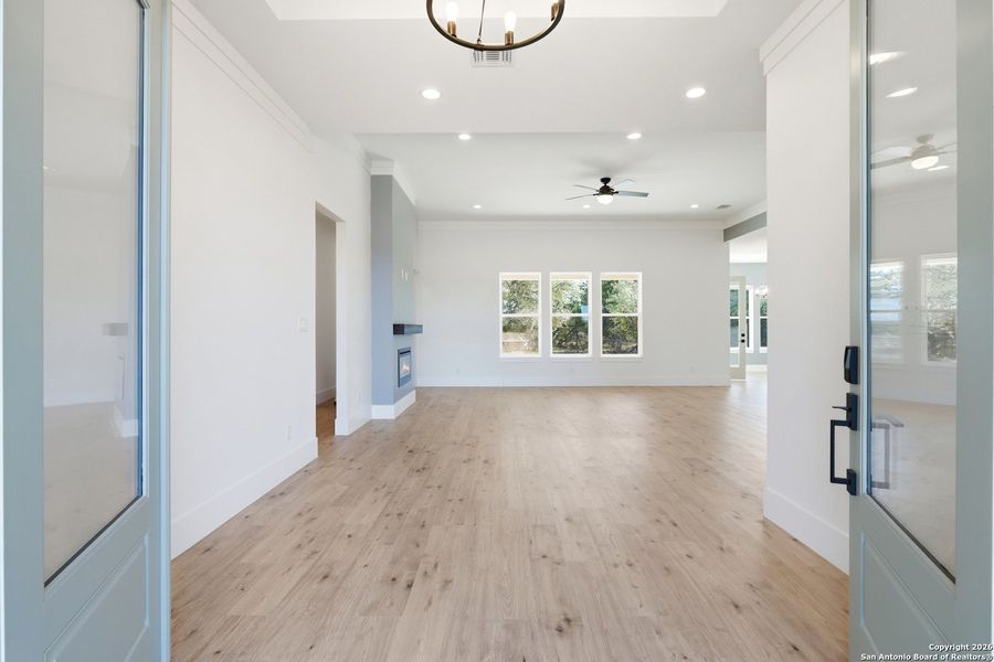 Spacious, unfurnished interior of a new home in , Bandera (Image 25).