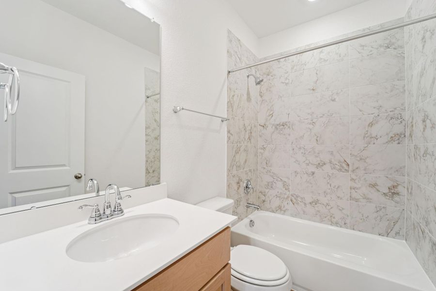 Furnished interior view inside a new home in Evergreen 40', Conroe (Image 12).