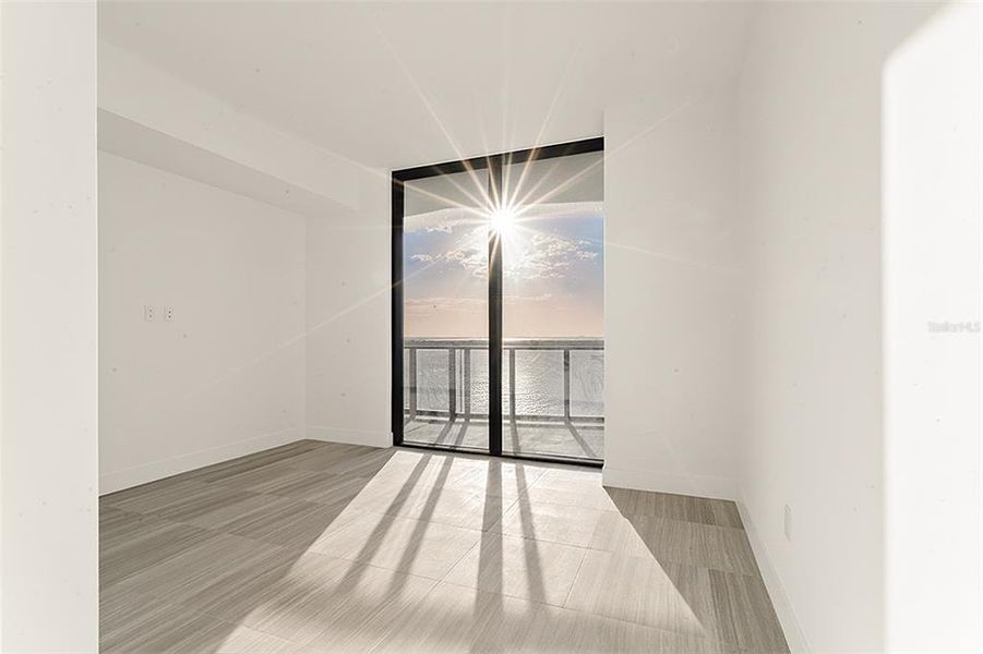 Spacious, unfurnished interior of a new home in , Tampa (Image 25).