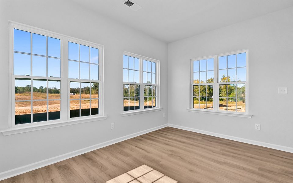 Spacious, unfurnished interior of a new home in Fieldstone, Lexington (Image 23).