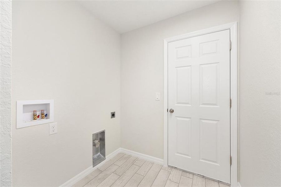 Spacious, unfurnished interior of a new home in , Ocala (Image 28).