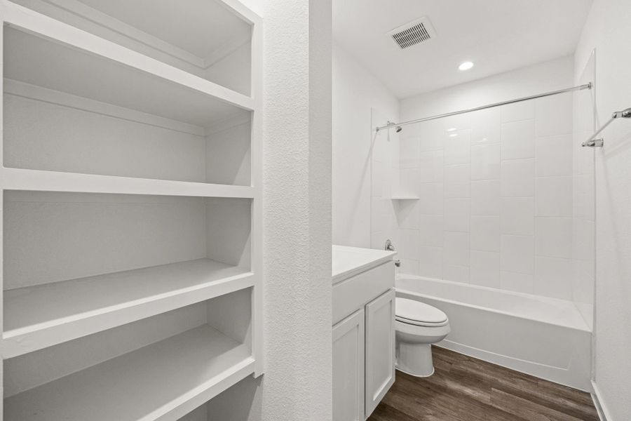 Furnished interior view inside a new home in , Rosharon (Image 11).