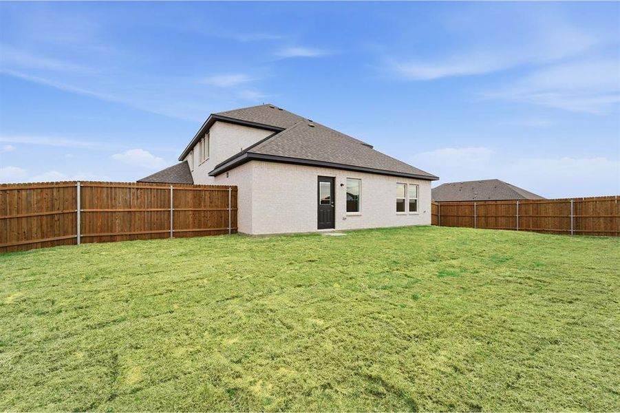 Exterior details and patio area of a home in Saddlebrook Estates, Waxahachie (Image 3).