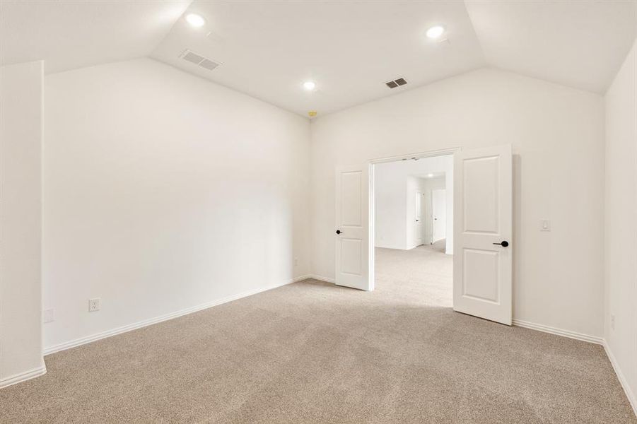 Spacious, unfurnished interior of a new home in Sonoma Verde, Rockwall (Image 36).