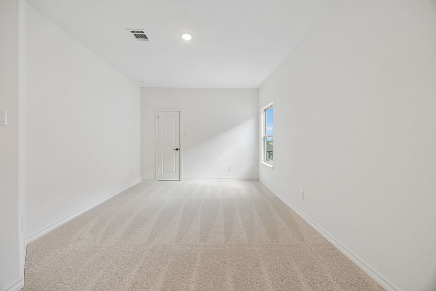 Spacious, unfurnished interior of a new home in Country Lakes, Denton (Image 28).
