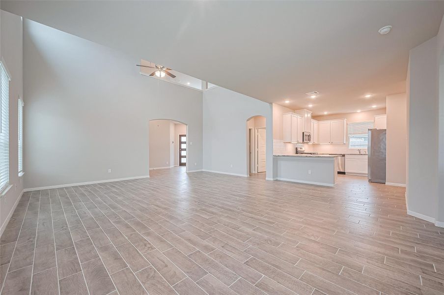 Spacious, unfurnished interior of a new home in Sunterra, Katy (Image 29).