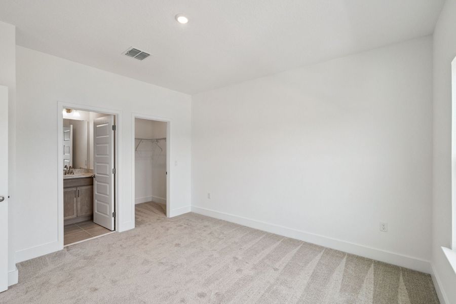 Spacious, unfurnished interior of a new home in Northlake at Ovation, Winter Garden (Image 32).